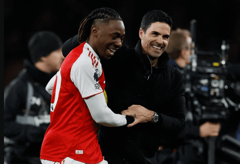 Arsenal canh tranh Juventus trong cuoc dua gianh Carnesecchi