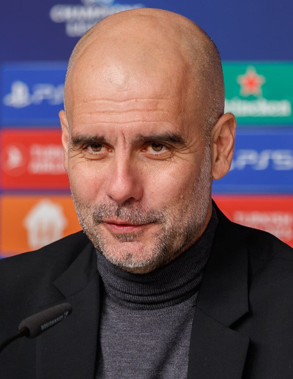 Phòng thay đồ Pep Guardiola: Cách điều chỉnh chiến thuật giữa hai hiệp định nghĩa Man City
