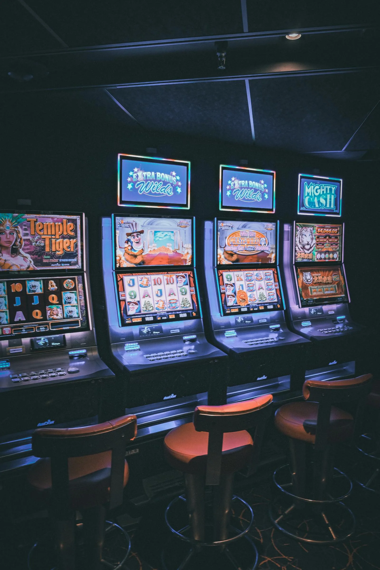 Hàng slot machine sáng đèn trong casino — báo cáo Kgame Live Casino Q2 2026