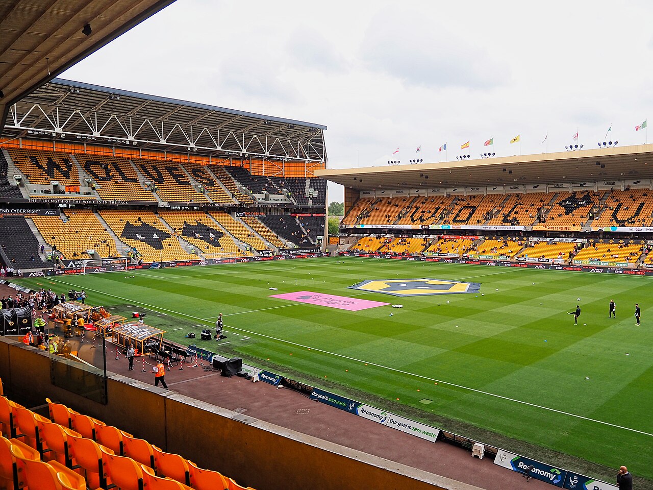 Sân Molineux Wolverhampton trước trận tiếp Tottenham vòng 35 Premier League 25/4/2026