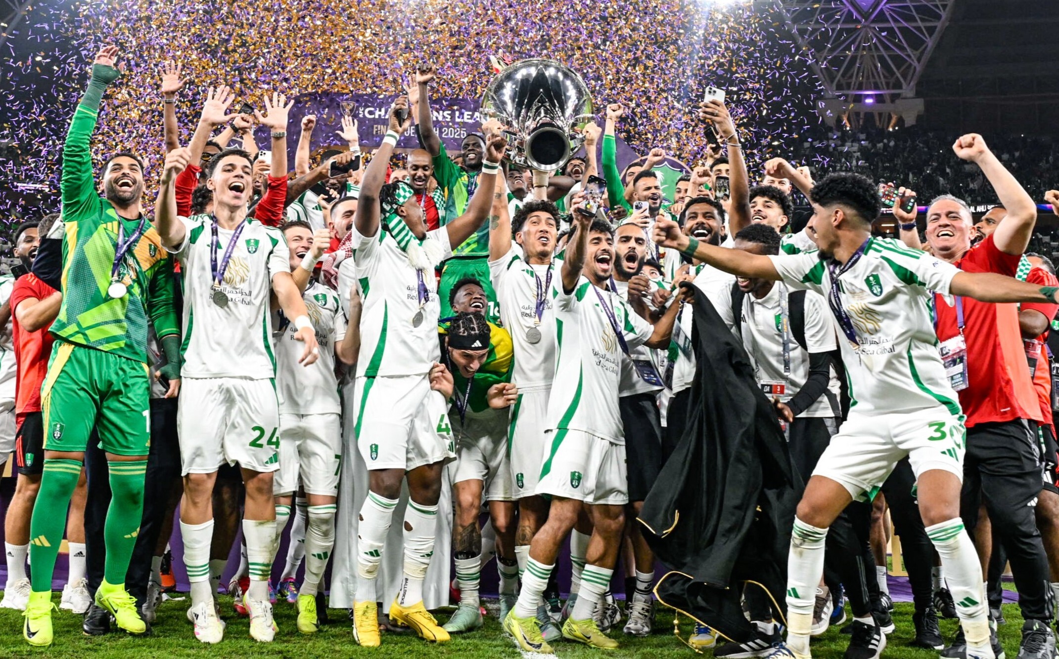 Al Ahli Saudi nâng cao chiếc cúp AFC Champions League Elite 2026 sau trận chung kết với Machida Zelvia tại sân King Abdullah Sports City Jeddah
