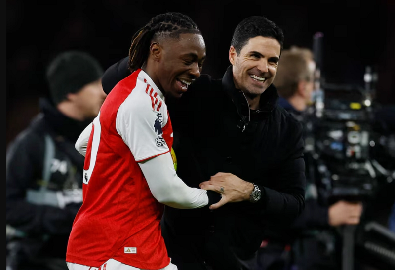 Arsenal canh tranh Juventus trong cuoc dua gianh Carnesecchi
